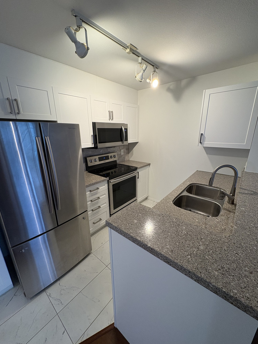 909-2763 Chandlery Place, Vancouver - Photo 3