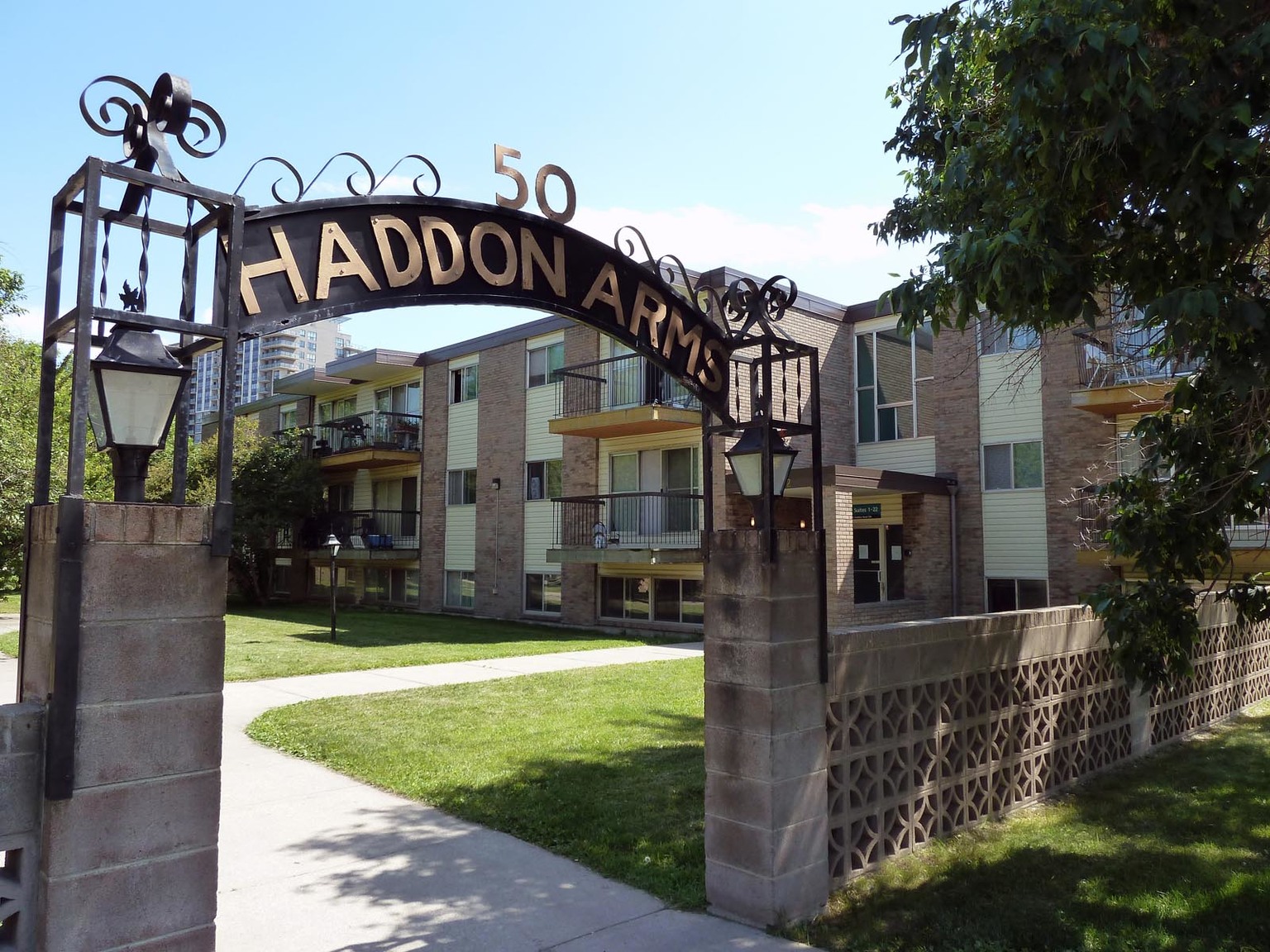 Haddon Arms Apartments - Bachelor 3