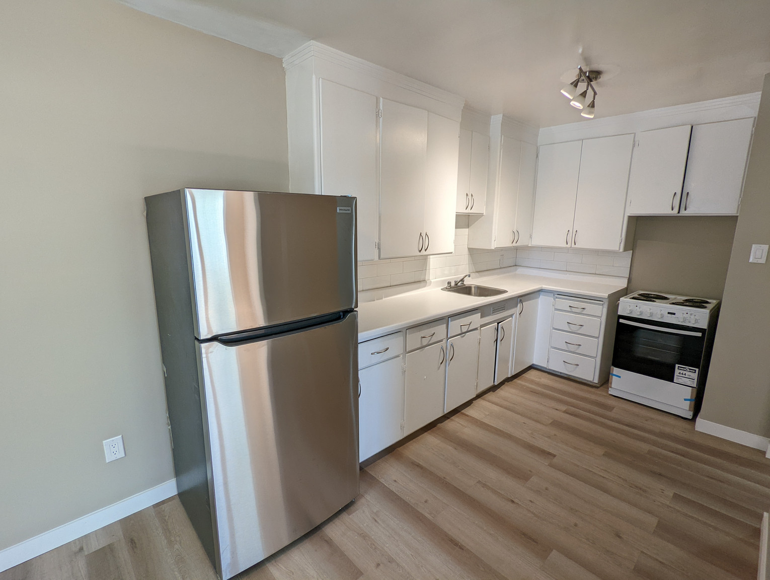 Broadview Legislature Apartments - Photo 13