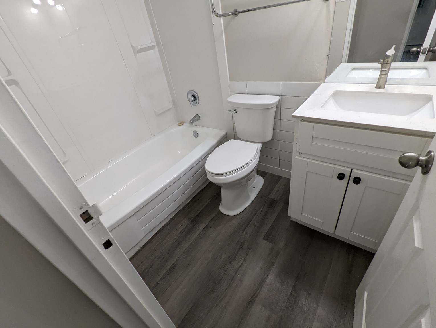 Lancelot Apartments - Photo 13