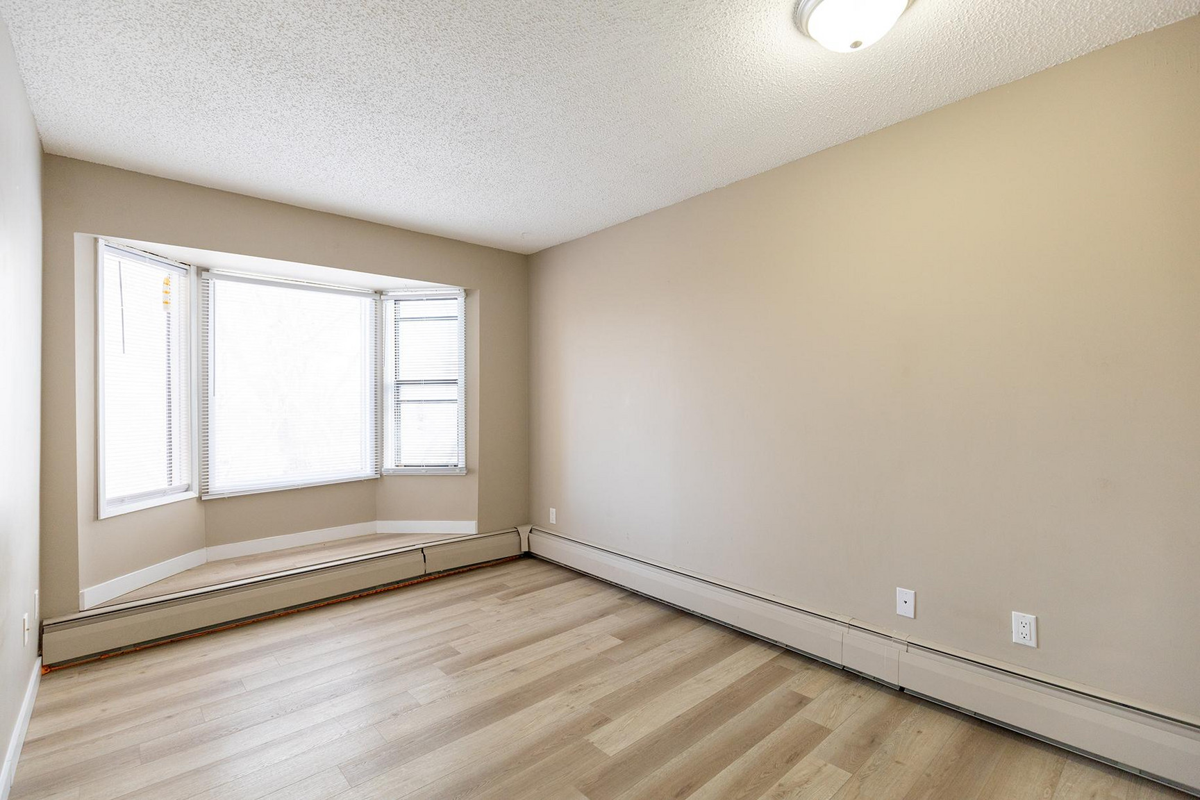 Cedarbrae Manor - Photo 14