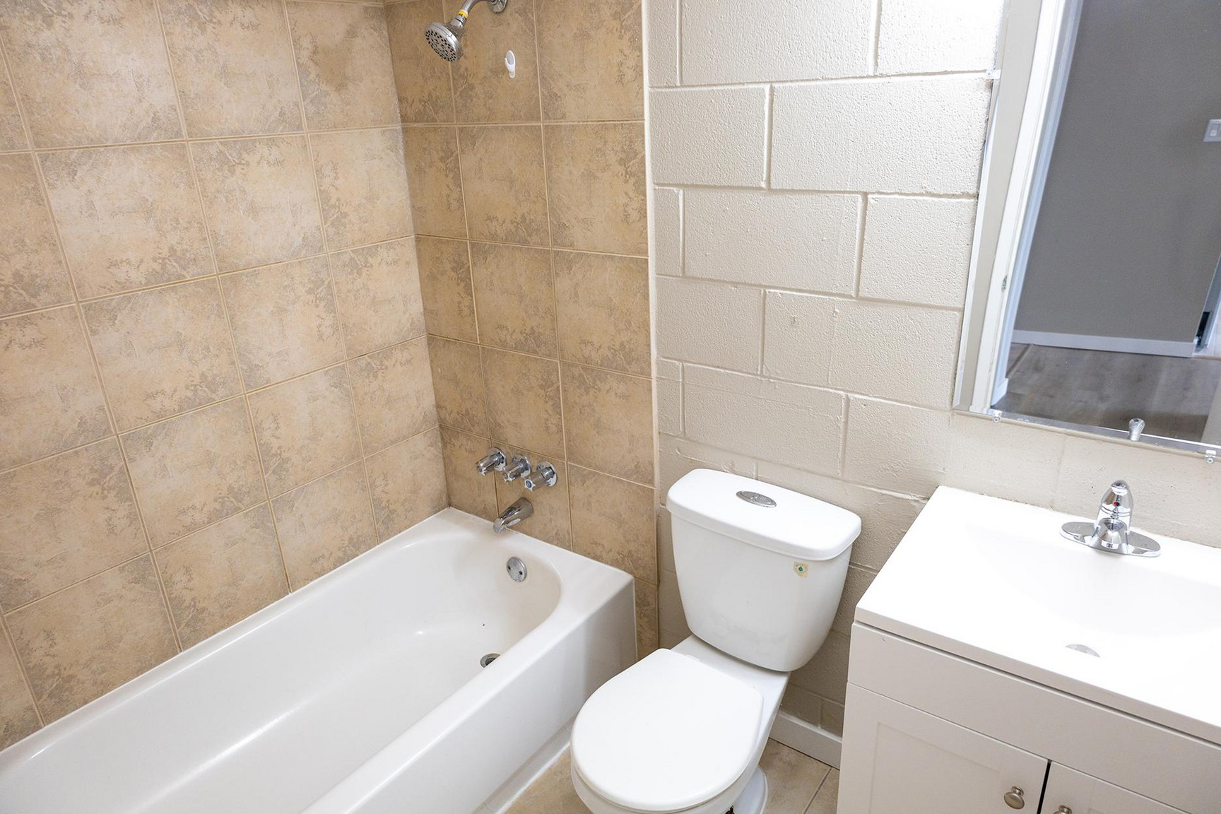 Astoria Manor - Photo 8