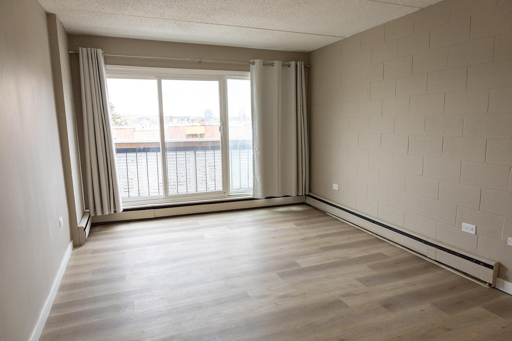Astoria Manor - Photo 3