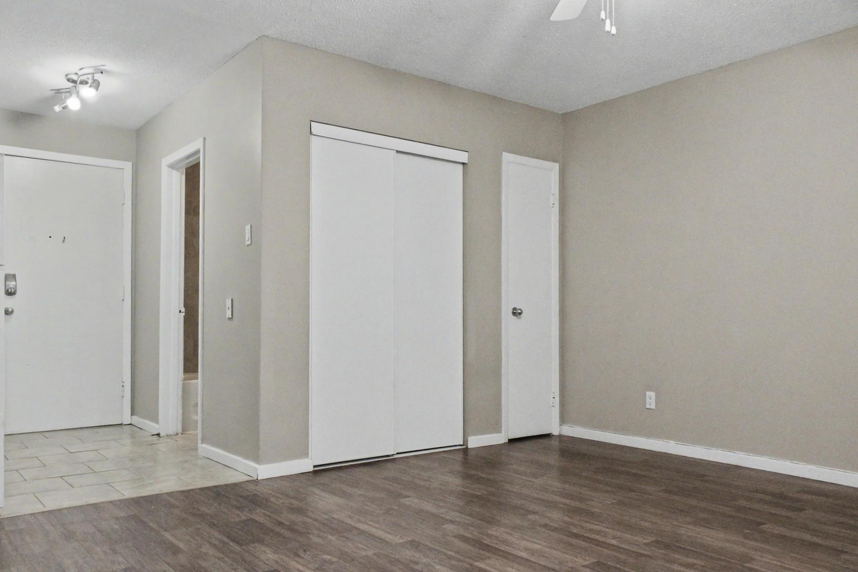 Villa Apartments - Photo 13