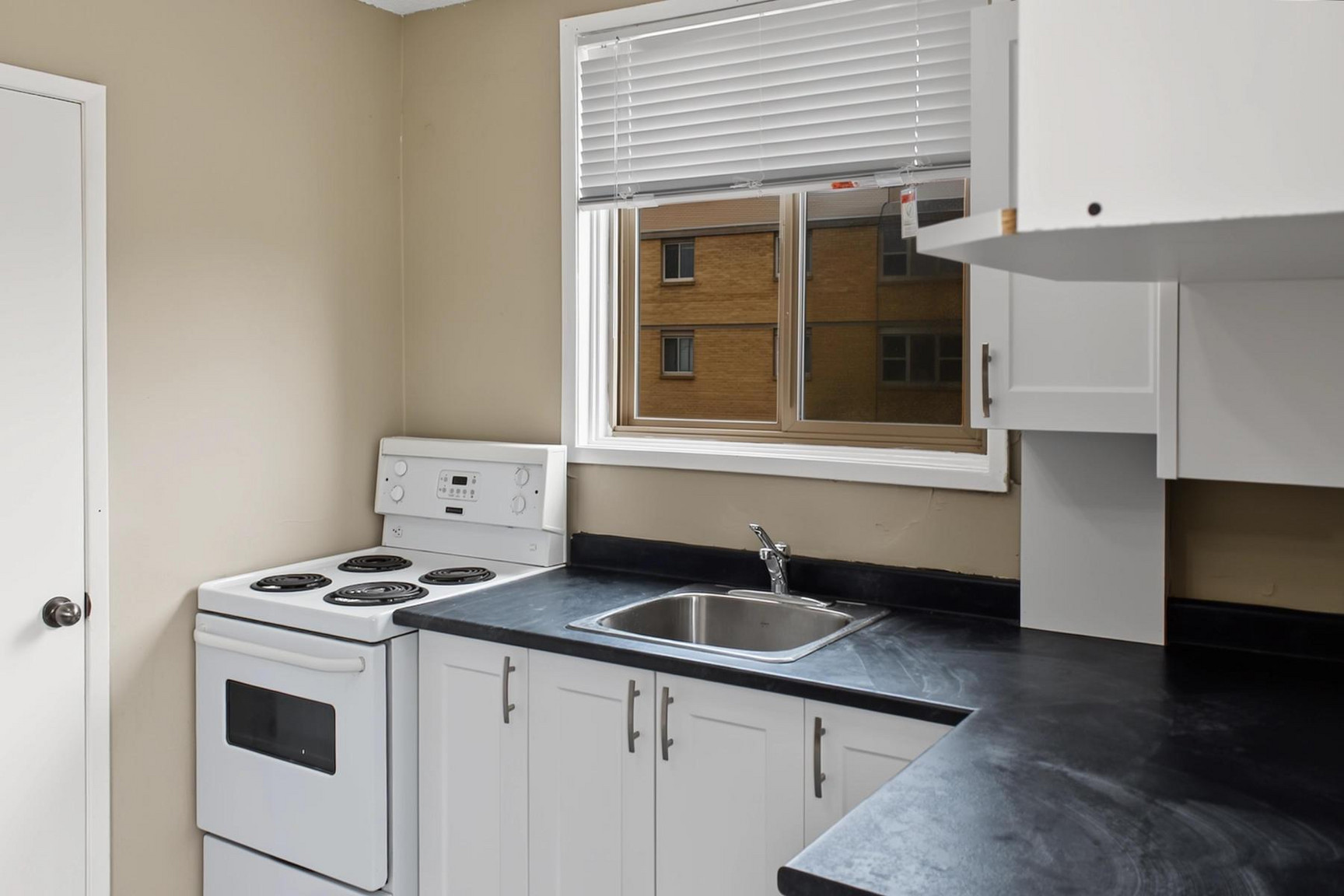 Laurentian Apartments - Bachelor 3