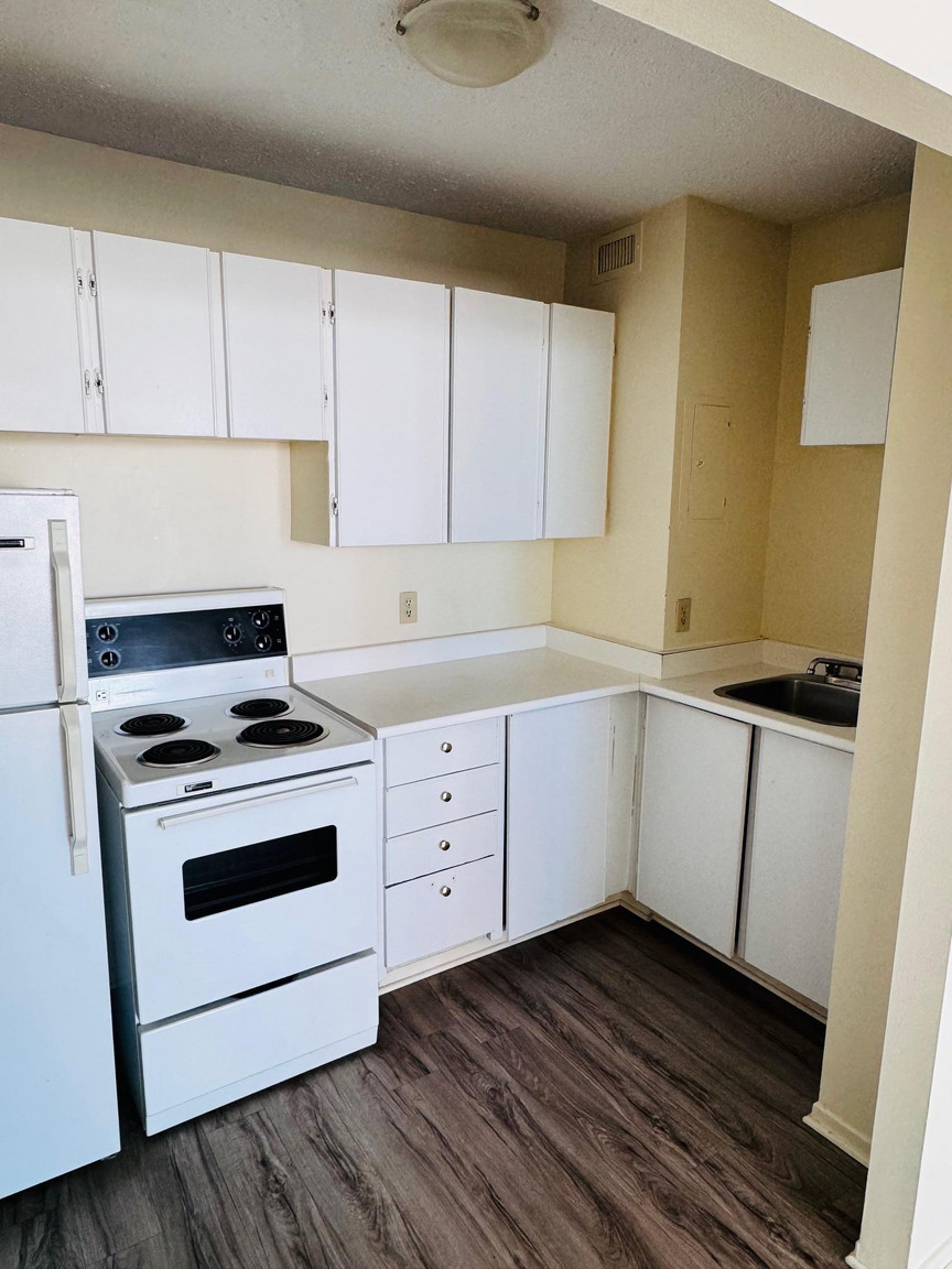 Suites of Somerset - Photo 8