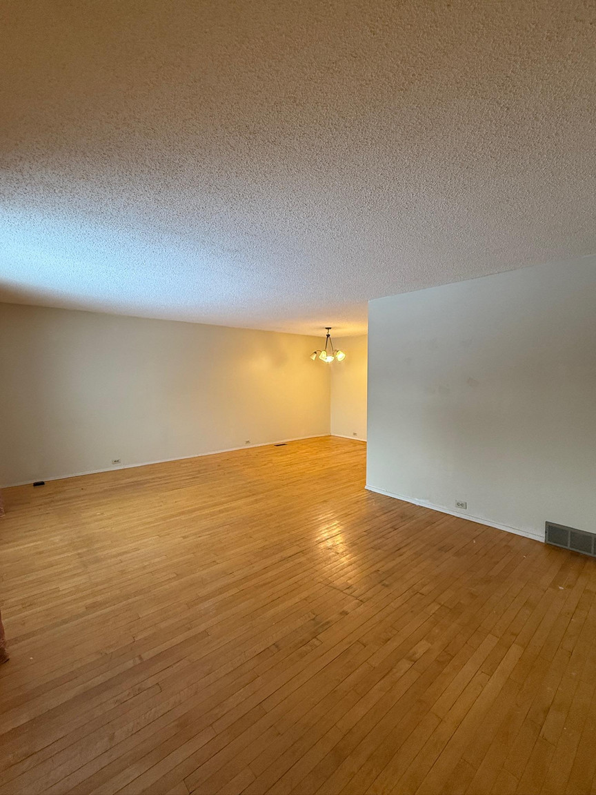 10932 40 Ave NW - Photo 2