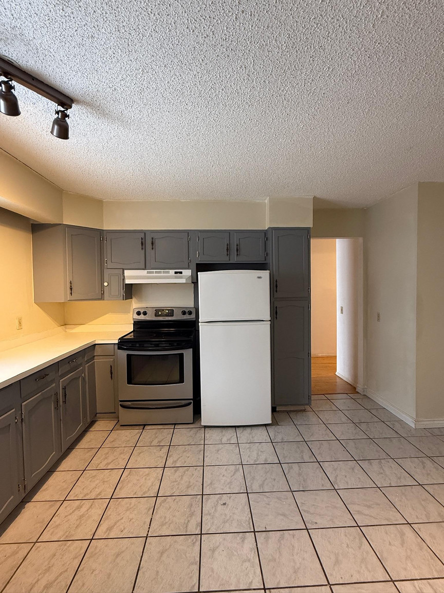 10932 40 Ave NW - Photo 6