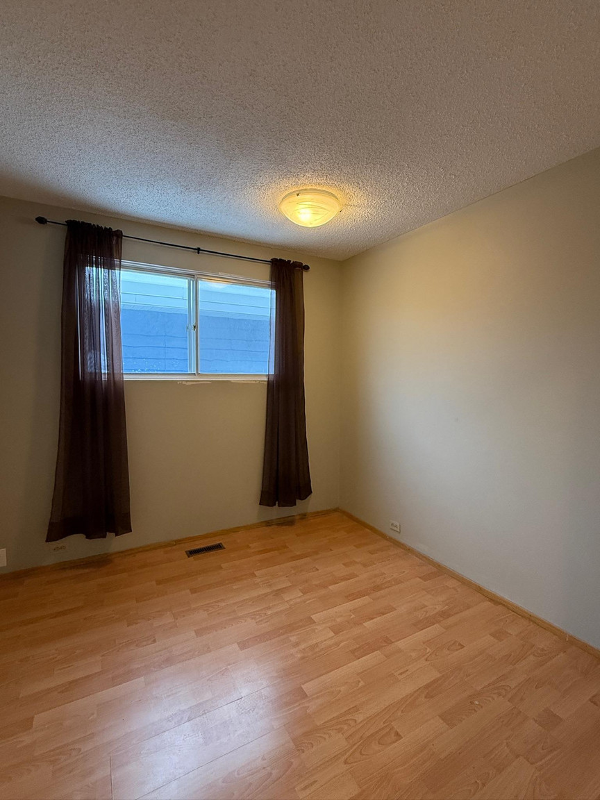 10932 40 Ave NW - Photo 11
