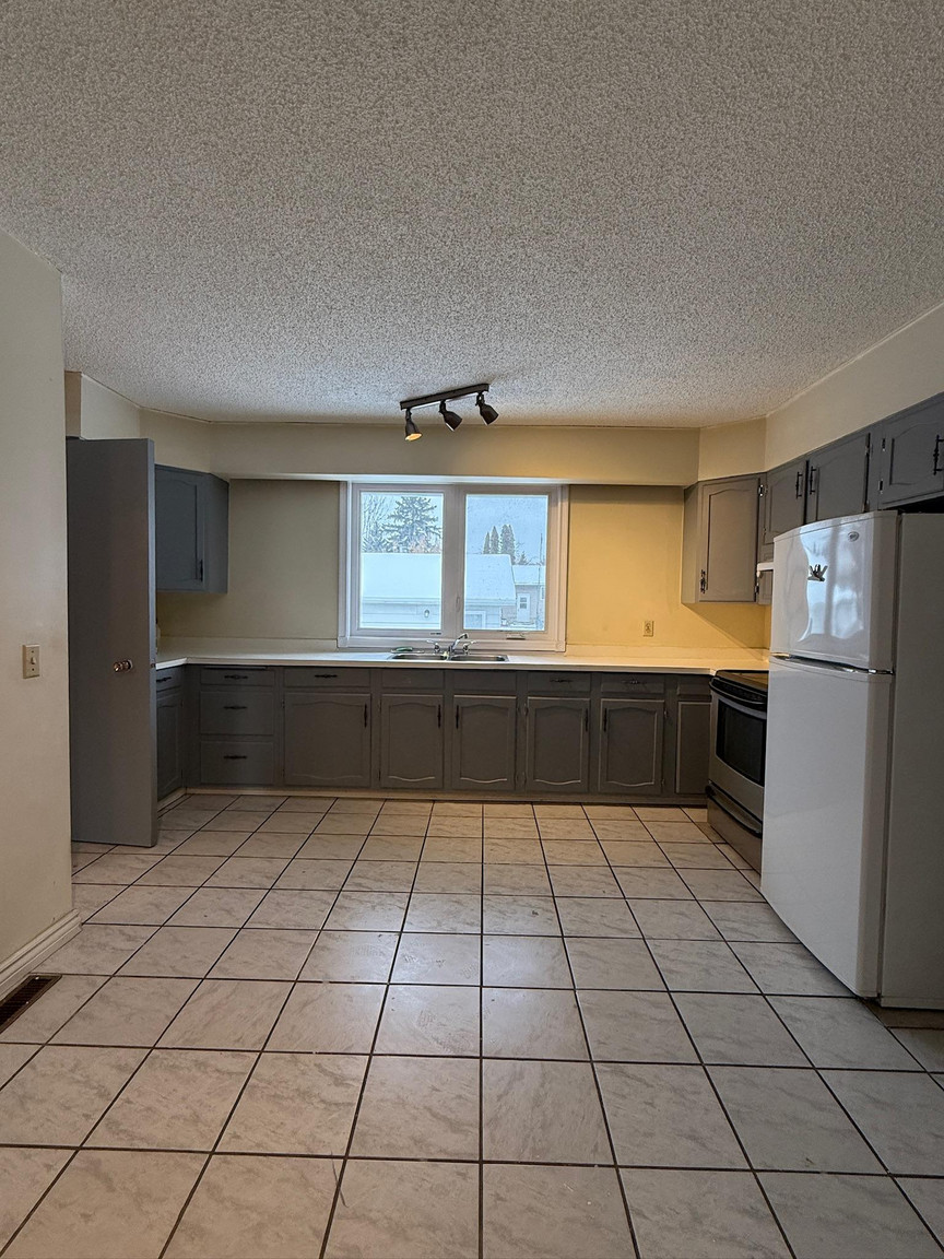 10932 40 Ave NW - Photo 18