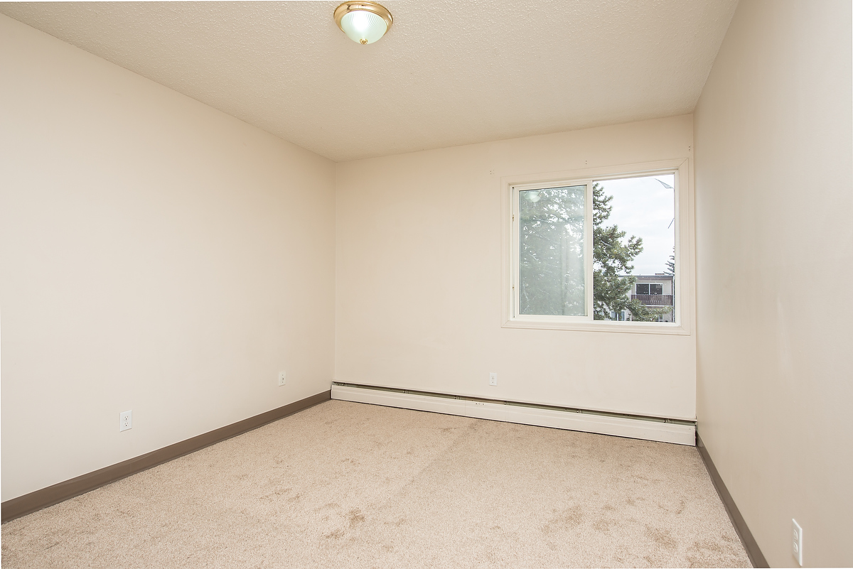 Danton Manor - Photo 5