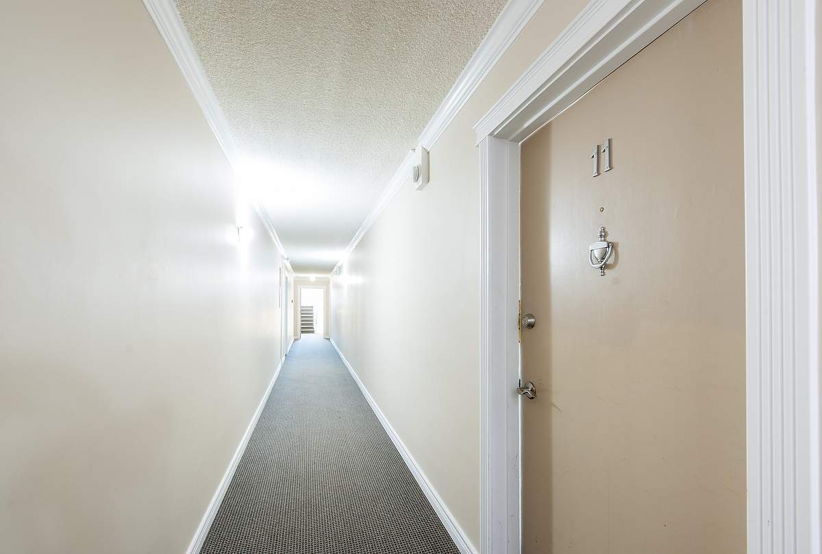 Monarch Manor - Photo 10