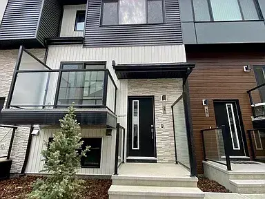 Luxury 3 Bed / 2.5 Bath Townhouse with Double Garage & Central A/C – SF78