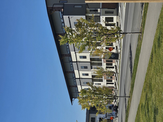 Bright & Modern 3-Bedroom Townhouse in Gleneagles – $2,250/Month – SF298