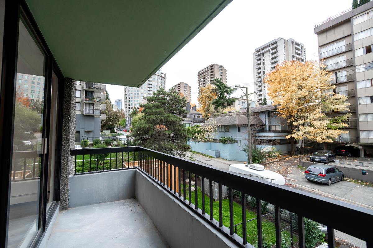 1348 Barclay Street - Photo 10