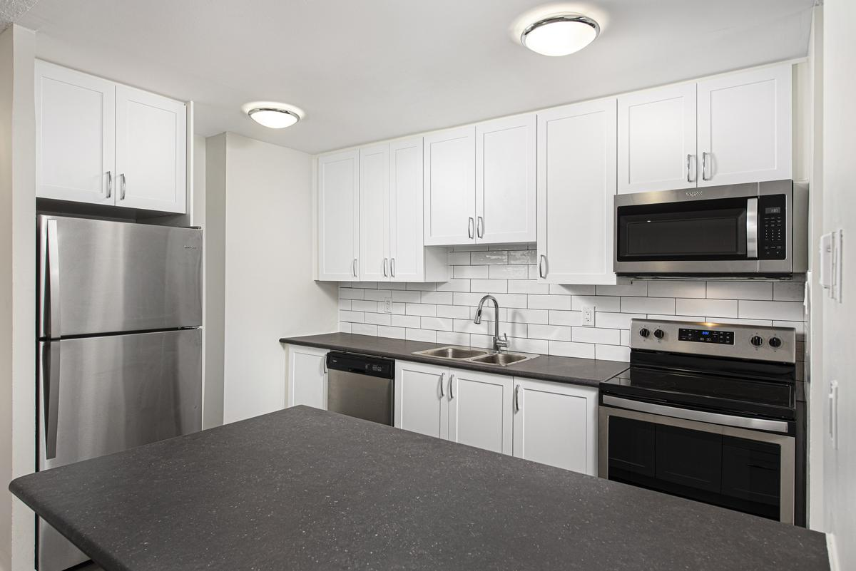 7280 Darcel Avenue - Photo 10