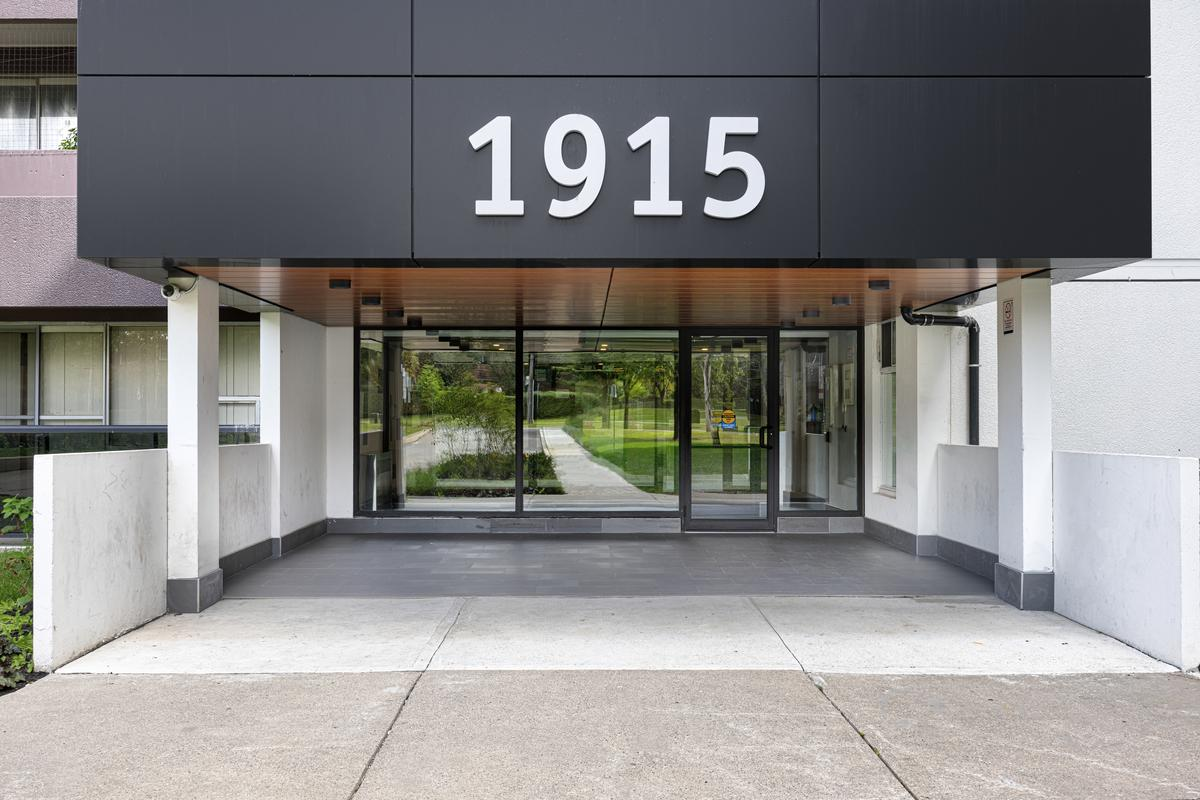 1915 Martin Grove Road - Photo 9