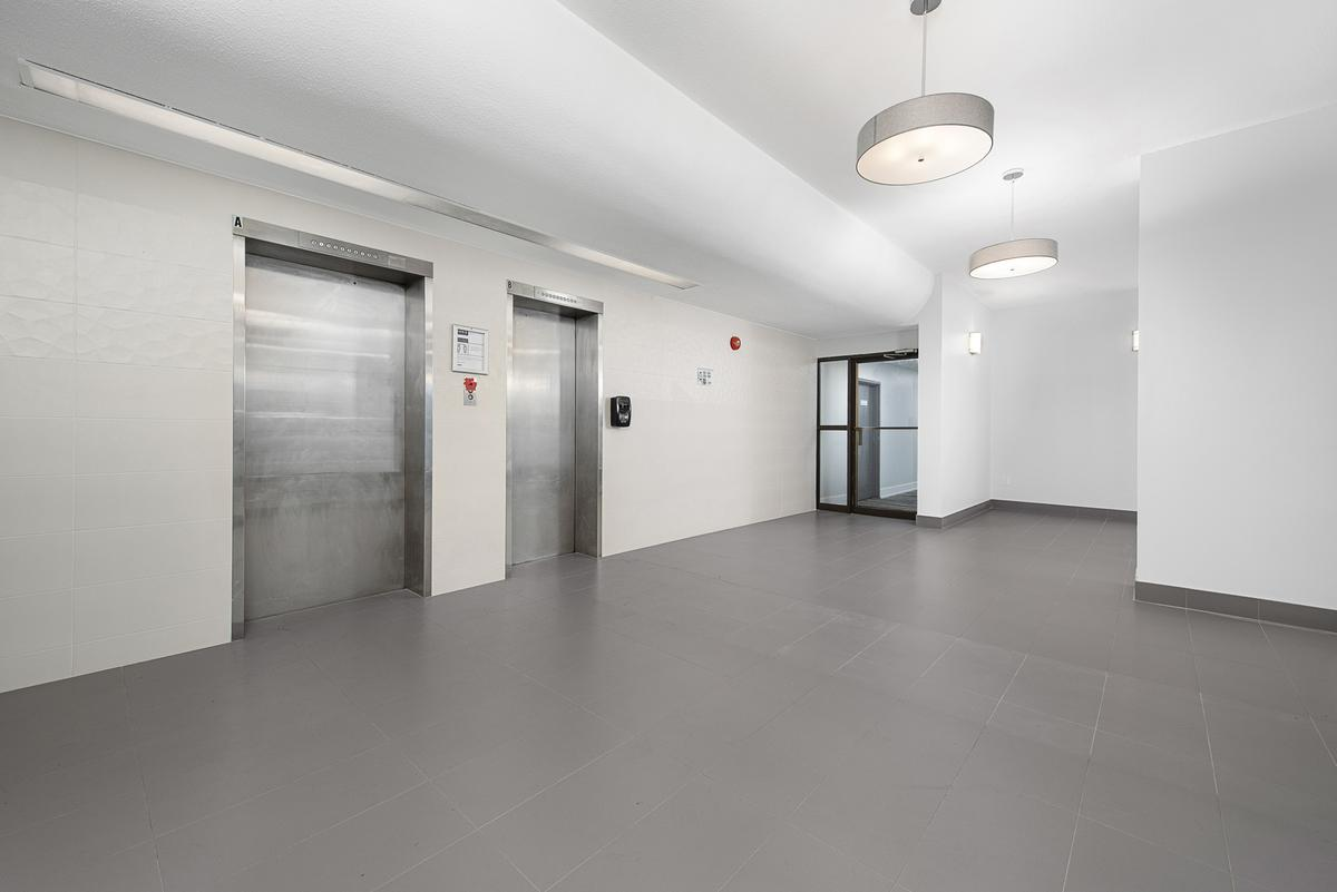 18 Steeles Avenue, East - Photo 2