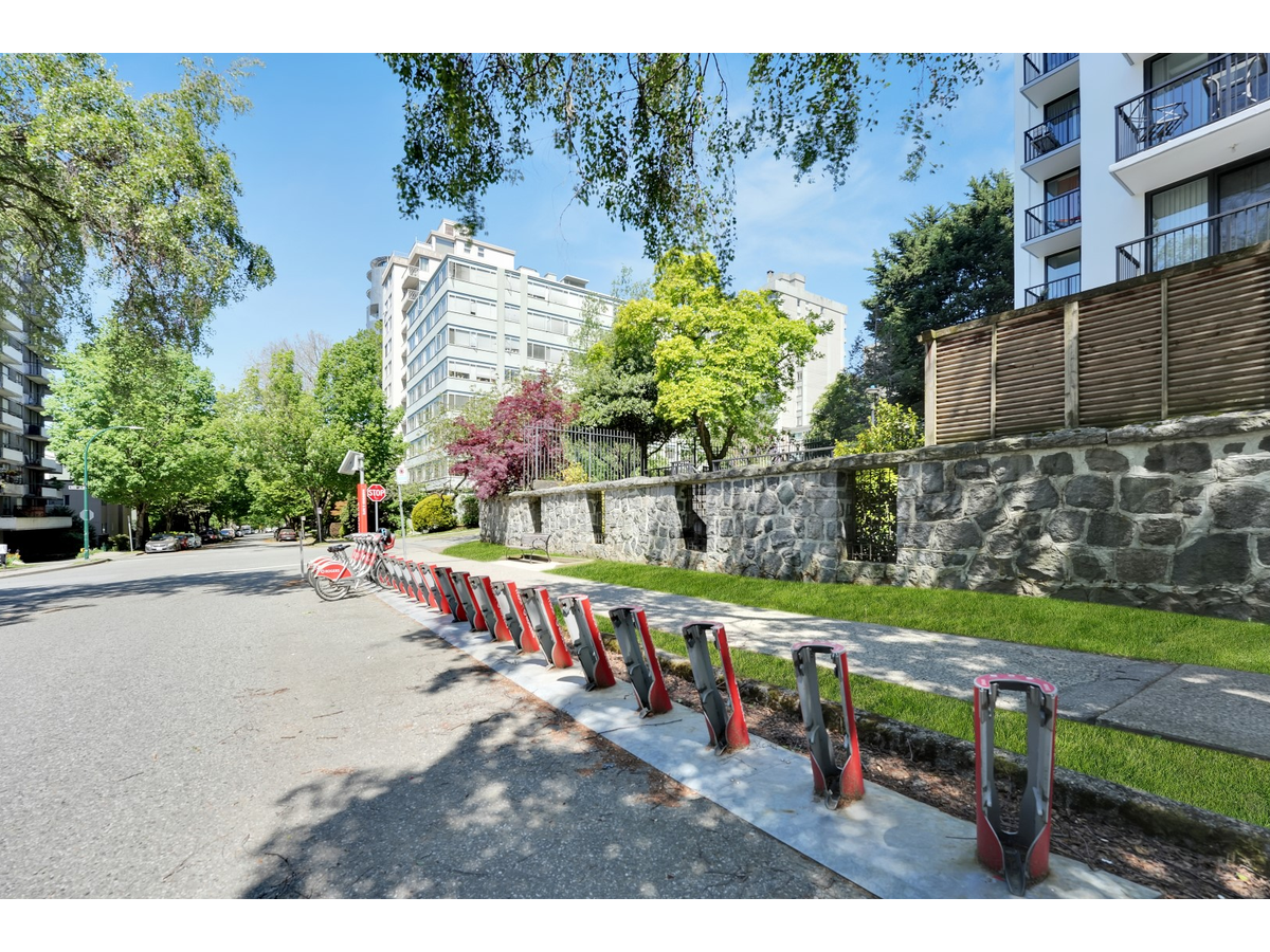 1320 Bute Street - Photo 8