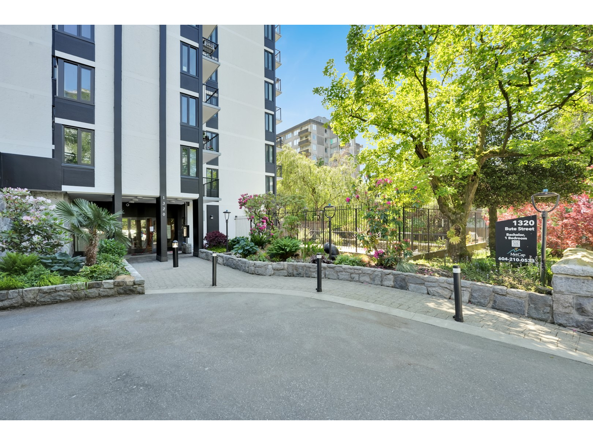 1320 Bute Street - Photo 9