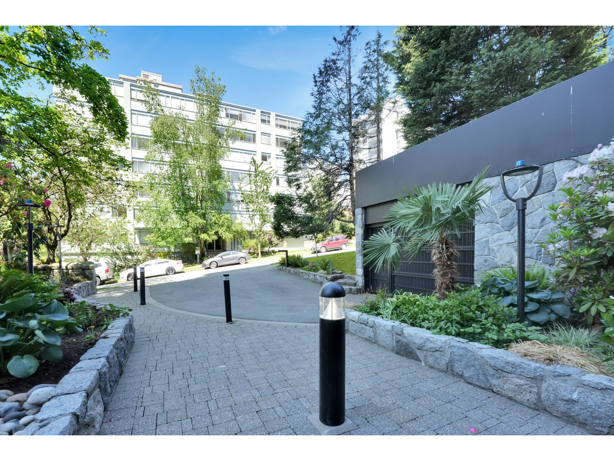 1320 Bute Street - Photo 10