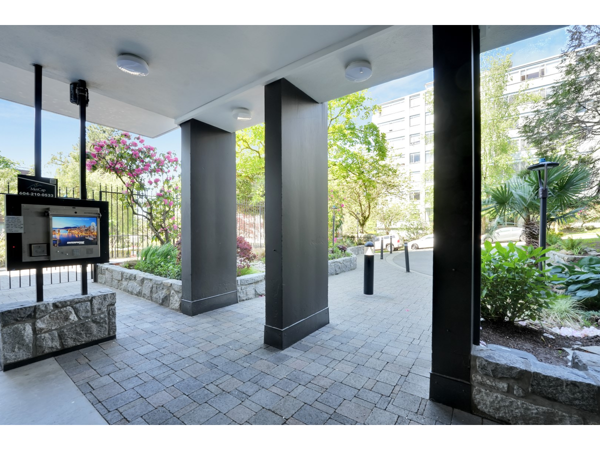 1320 Bute Street - Photo 11