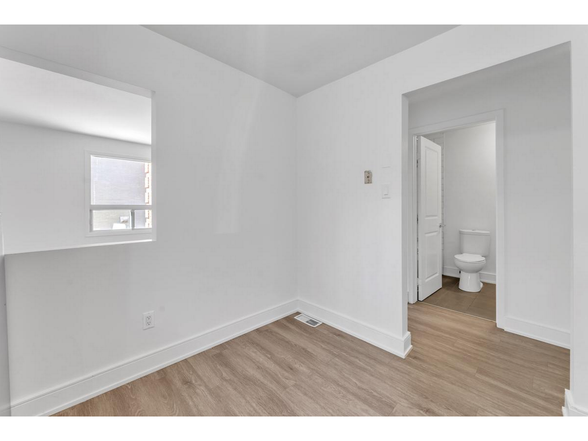 371 Yonge Street - Photo 2