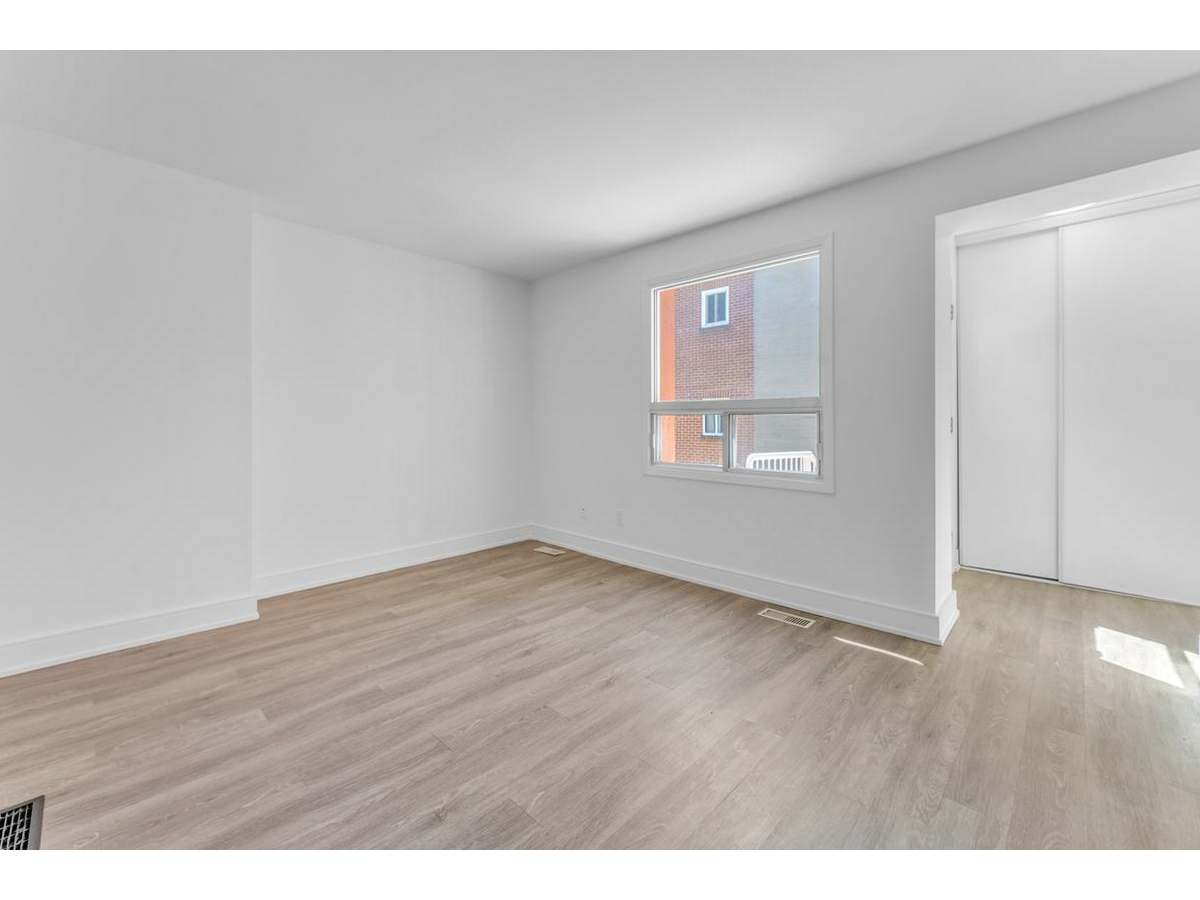 371 Yonge Street - Photo 11
