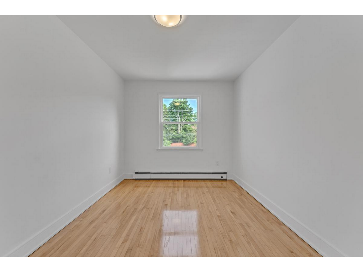 389-401 Yonge Street - Photo 2