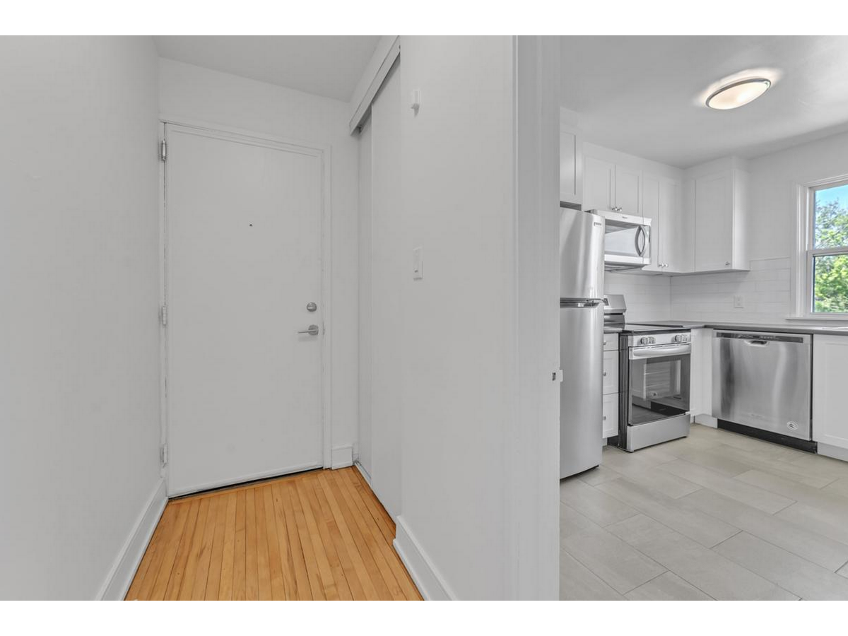 389-401 Yonge Street - Photo 4