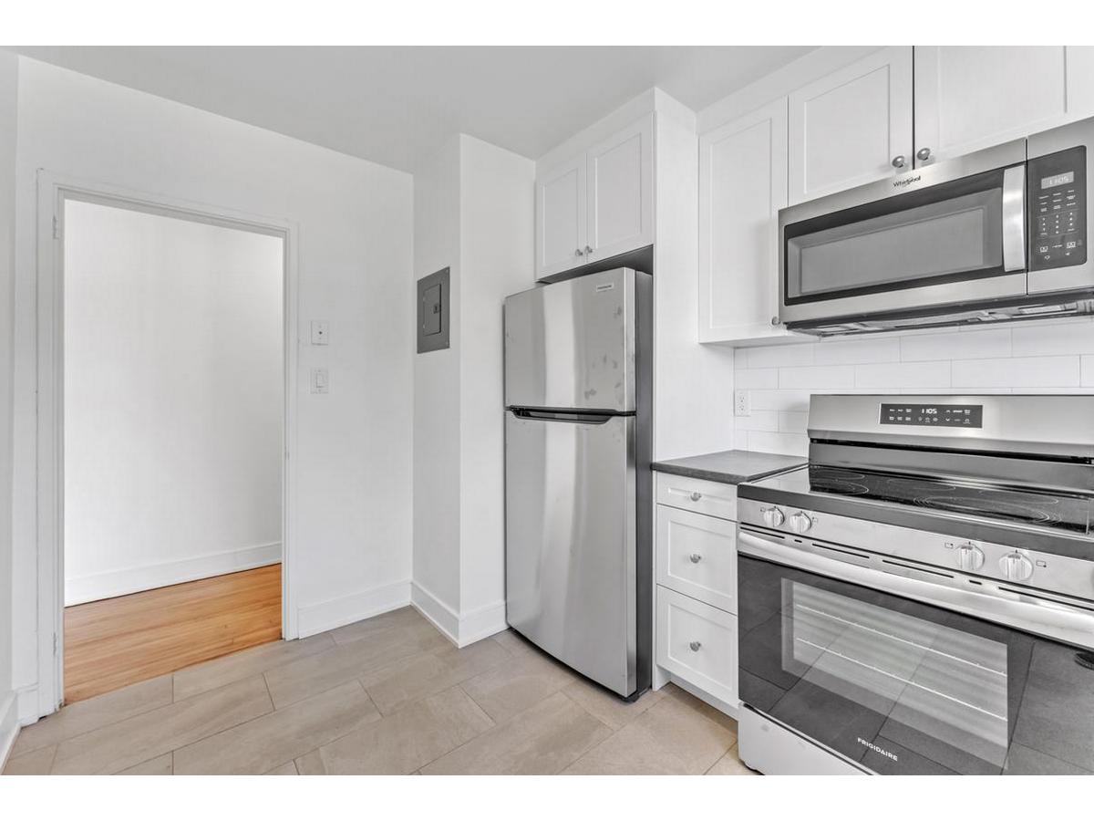389-401 Yonge Street - Photo 11