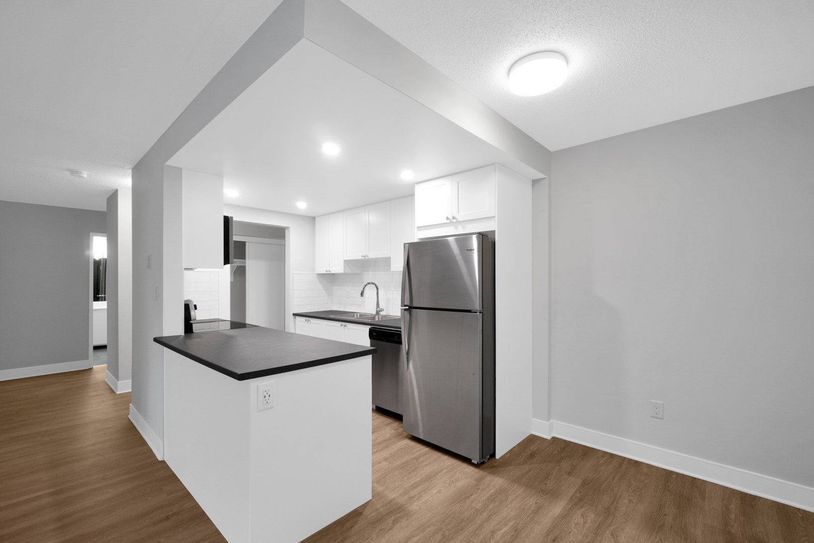 555 Shaw Avenue - Photo 2