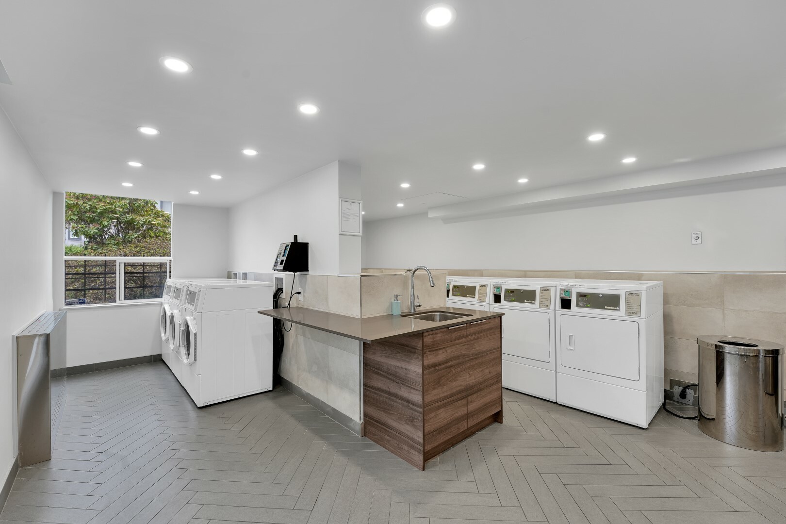 1005 Jervis Street - Photo 19