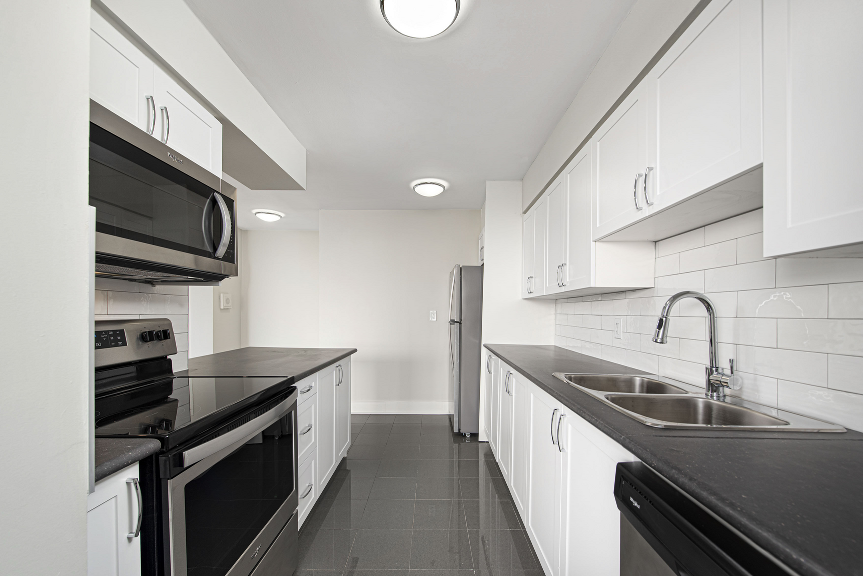 Champlain Towers at 79 Thorncliffe Park Drive - Photo 3