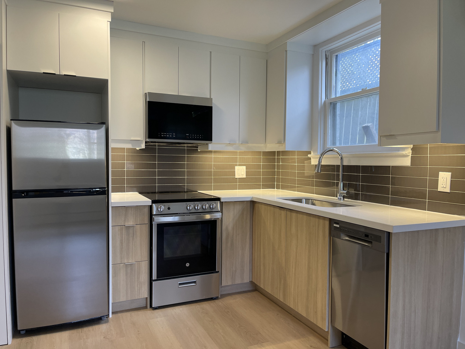 2566 Lake Shore Boulevard West - Photo 2