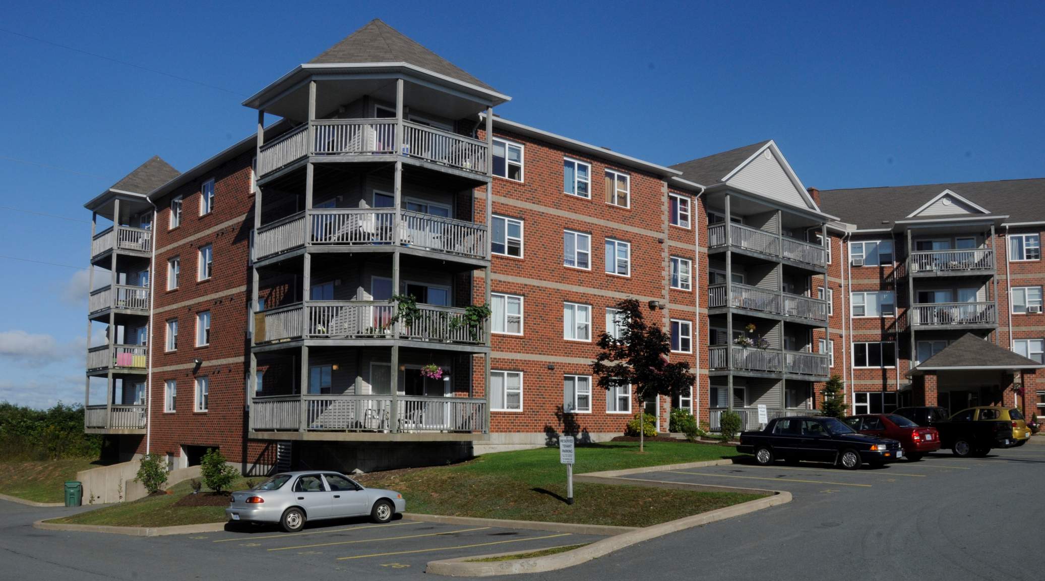Fairfax Suites - Photo 12