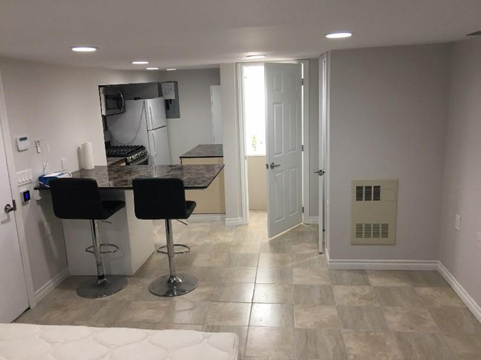 280 Christina St S - Bachelor #North