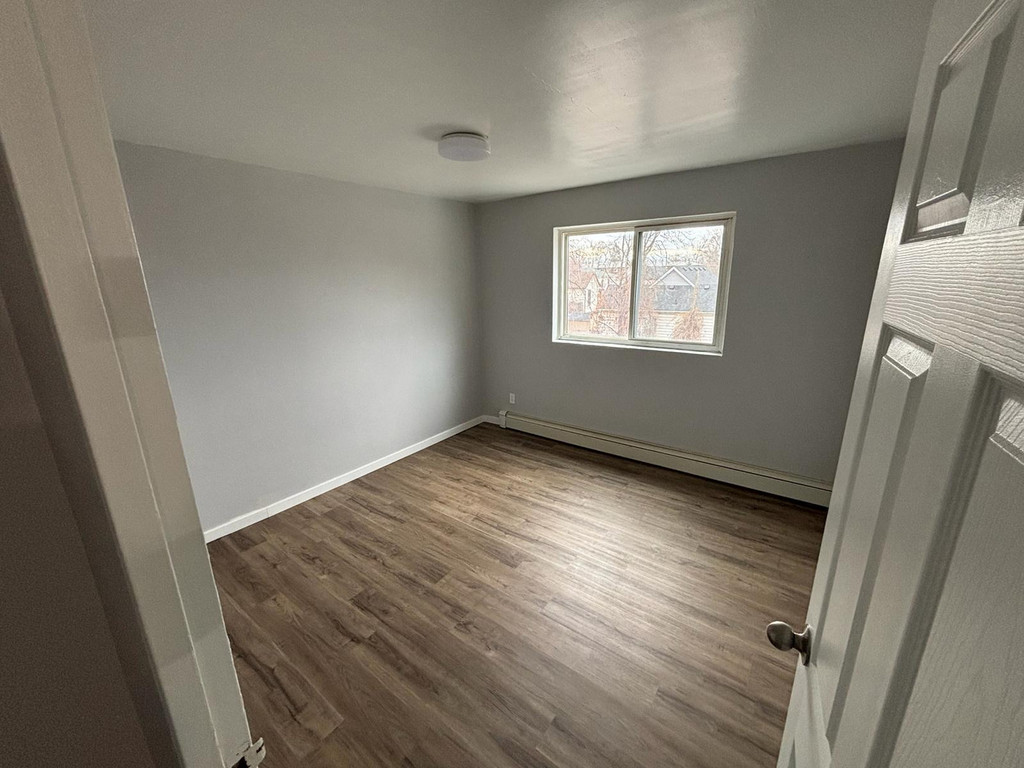 266 Christina St S - 1 bedroom - Unit 303