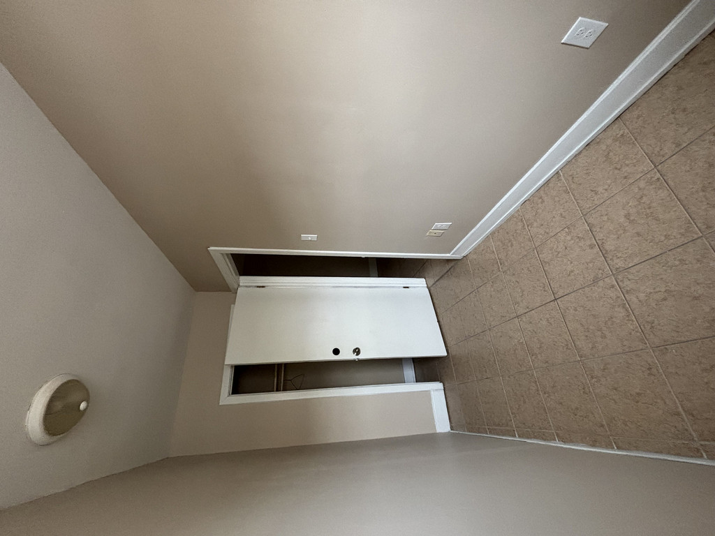 515 London-1 Bdrm Plus Den