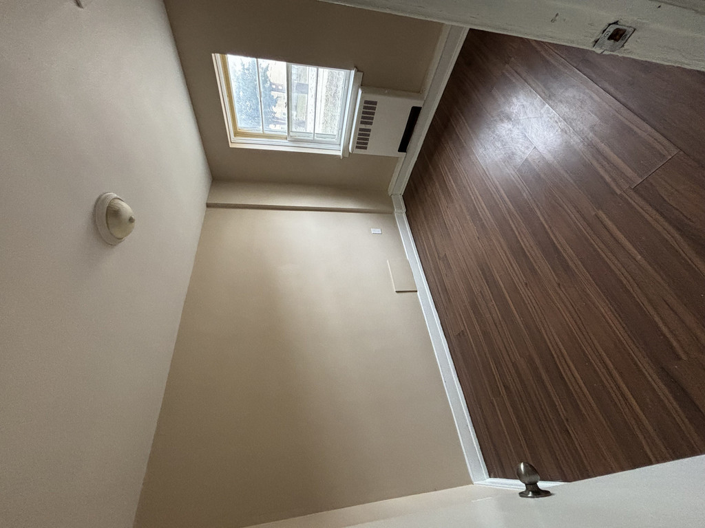 515 London-1 Bdrm Plus Den