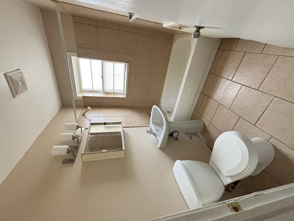 515 London-1 Bdrm Plus Den