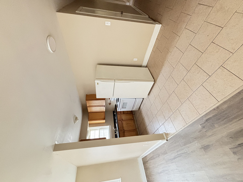 515 London-1 Bdrm Plus Den