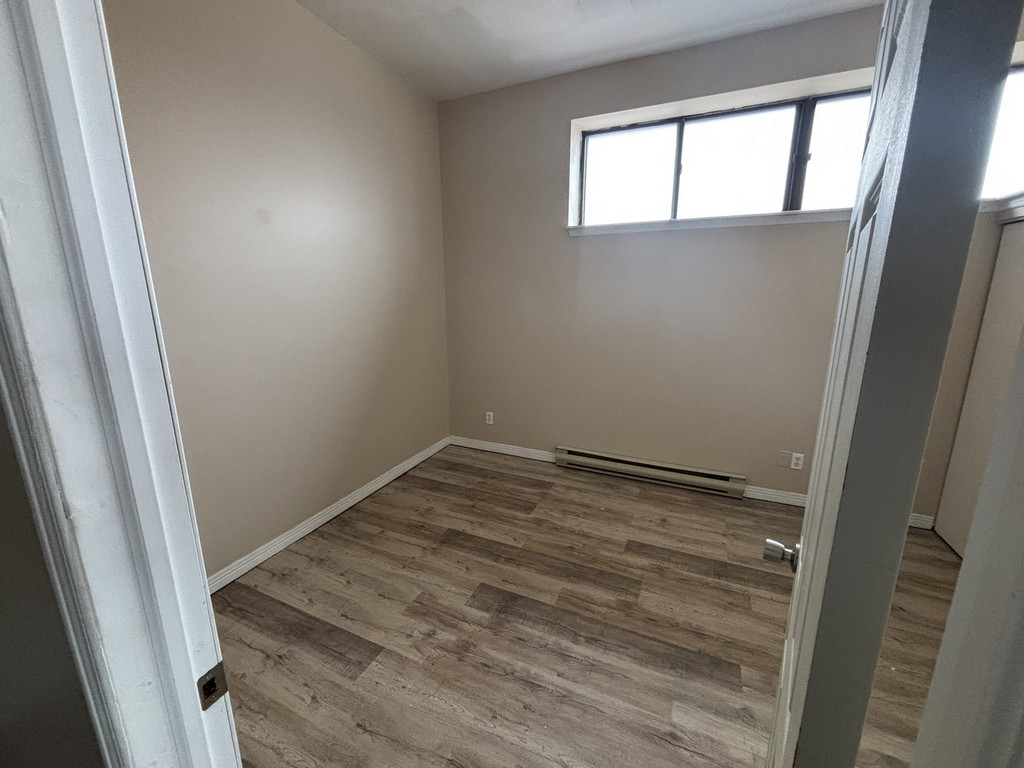 100 Christina St N - 1 bedroom