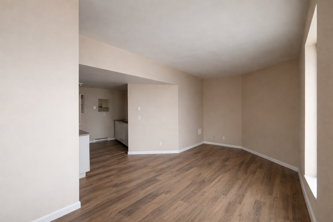 100 Christina St N - 1 bedroom