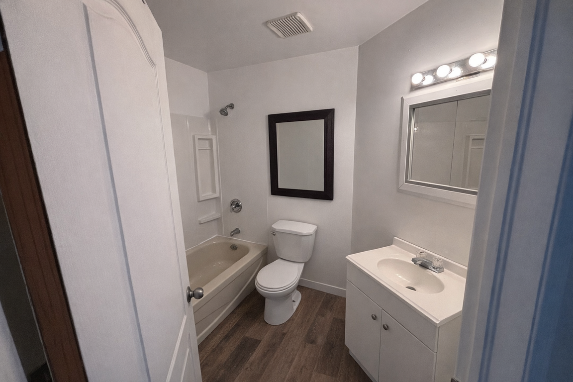 100 Christina St N - 1 bedroom