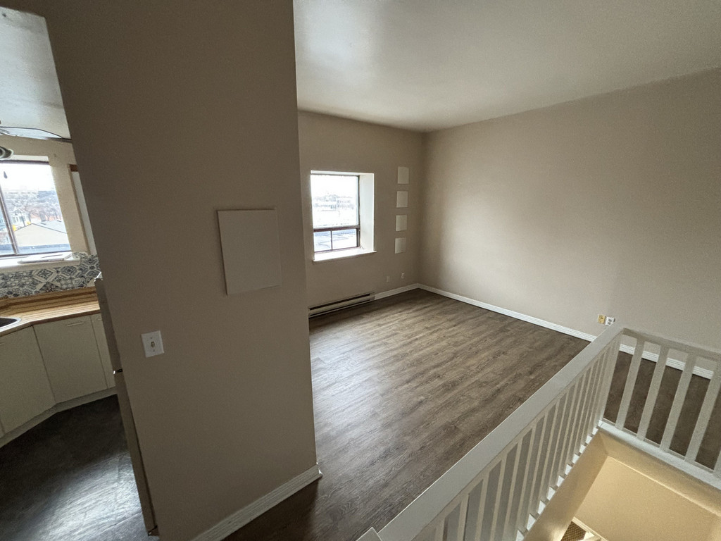 100 Christina St N - 2 bdrm