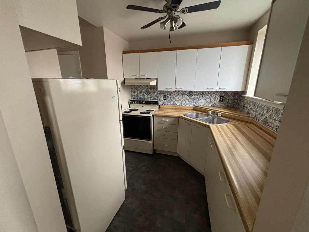 100 Christina St N - 2 bdrm