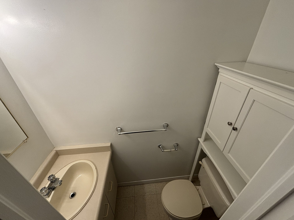 100 Christina St N - 2 bdrm