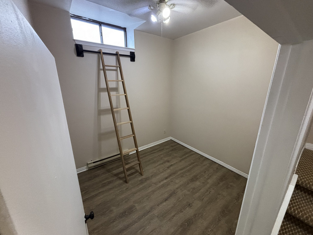 100 Christina St N - 2 bdrm