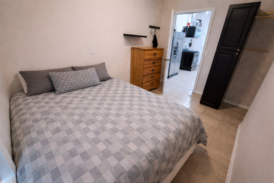 280 Christina St S - 1- bdrm